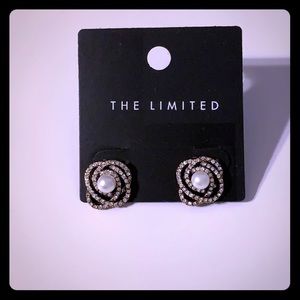 The Limited Pearl Earrings with design